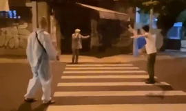 Người đàn ông bỏ về trong lúc làm thủ tục vào khu cách ly.