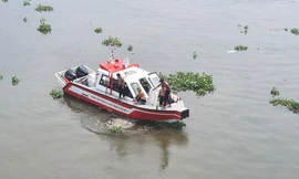 Người nhái lặn tìm nạn nhân.