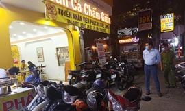 Lực lượng chức năng 'xuống đường' kiểm tra việc chấp hành các quy định phòng chống dịch ở các cơ sở dịch vụ ăn uống.
