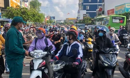 Ùn tắc cục bộ tại các chốt vào sáng 31/5.