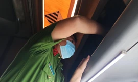 Công an kiểm tra phương tiện của tài xế C.M.