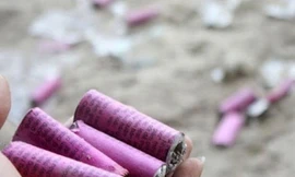 Nhiều người bị dập nát bàn tay do chơi pháo nổ.