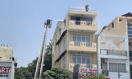 Lính cứu hỏa điều xe thang dập lửa, giải cứu người mắc kẹt.