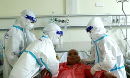 Từ khi đợt dịch COVID-19 lần thứ 4 diễn biến phức tạp, lực lượng tình nguyện viên tôn giáo đã xung phong vào các điểm nóng điều trị bệnh nhân để hỗ trợ các nhân viên y tế.