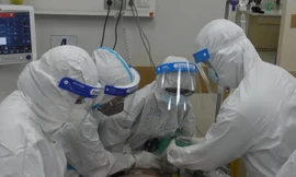 Kịch tính giây phút hồi sức giành giật hơi thở cho bệnh nhân COVID-19 nguy kịch