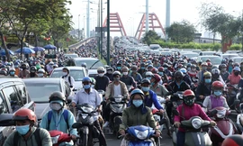 Cửa ngõ Sài Gòn kẹt xe kinh hoàng ngày làm việc đầu năm 2021