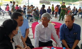 Ông Võ Văn Hoan động viên thân nhân các nạn nhân.