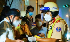 CSGT kiểm tra giấy tờ người vi phạm.