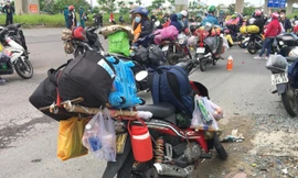 Khi TPHCM tiếp tục kéo dài áp dụng giãn cách xã hội theo Chỉ thị 16, những ngày gần đây, nhiều người dân từ Thành phố lại tìm đường về quê bằng xe máy.