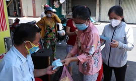 Gần một tháng qua, Ban quản lý chợ Bình Thới, phường 10, quận 11, TPHCM đã thực hiện in phát phiếu cho người dân đi chợ để kiểm soát số lượng người vào chợ, phòng chống COVID-19.