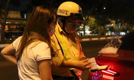 Nữ tài xế bị lập biên bản vi phạm.