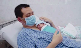 Xót xa cảnh vợ mất vì COVID-19 sau sinh, chồng một mình nuôi hai con thơ 