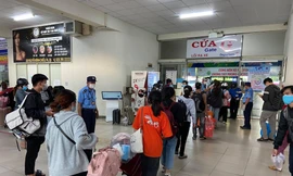 Ghi nhận của phóng viên tại Bến xe Miền Đông, quận Bình Thạnh, từ cuối giờ chiều đã có rất đông người đến xếp hàng chờ ra xe rời TPHCM.