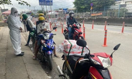 Ngày 12/10, nhiều người dân các tỉnh miền Tây đã chạy xe máy trở lại TPHCM.