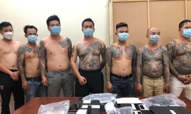 Một số thành viên trong băng nhóm cùng nhiều hung khí.