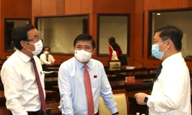 Lãnh đạo Thành ủy, UBND TPHCM trao đổi cùng các đại biểu tại kỳ họp.