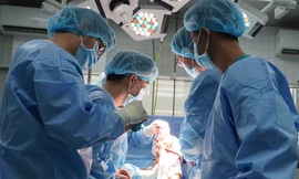 Các bác sĩ phẫu thuật ghép xương cho bệnh nhân.