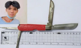 Huỳnh Chí Dũng và tang vật.