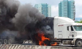 Xe container cháy nghi ngút trên đường.