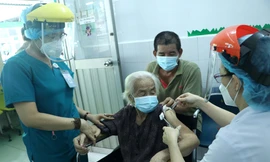 Ngày 22/7, các điểm tiêm chủng ở TPHCM đang khẩn trương thực hiện chiến dịch tiêm vắc xin ngừa COVID-19 đợt 5 cho các đối tượng ưu tiên với gần 1 triệu liều gồm 3 loại vắc xin là Astrazeneca, Moderna và Pfizer.