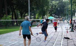 Tại Công viên Gia Định, giáp ranh quận Phú Nhuận và quận Gò Vấp, TPHCM, từ sáng sớm đã có nhiều người dân ra tập thể dục, chơi thể thao.