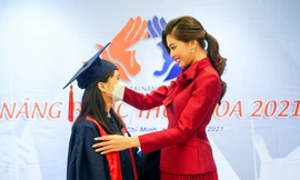 Những khoảnh khắc ấm áp tại lễ trao học bổng 'Nâng bước thủ khoa' 2021