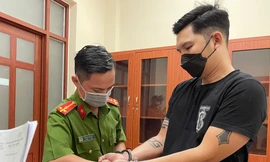 Công an thi hành lệnh bát tạm giam Duy.