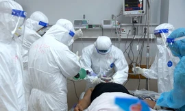 Ngày 21/7, TS.BS Nguyễn Tri Thức, Giám đốc Bệnh viện Chợ Rẫy, kiêm Giám đốc Bệnh viện Hồi sức COVID-19 cho biết, bệnh viện đang tích cực liên hệ chuyển 106 bệnh nhân nặng đã hồi phục và chuyển nhẹ về các bệnh viện cấp 1, cấp 2 trong điều trị COVID-19 để nhường chỗ cho các bệnh nhân nặng khác điều trị. 