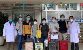 Đội phản ứng nhanh cùng lãnh đạo bệnh viện trước giờ lên đường.