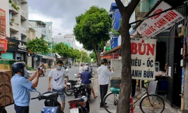 Theo quy định của UBND TPHCM, trong thời giãn cách xã hội theo Chỉ thị 16 của Thủ tướng Chính phủ, thành phố yêu cầu ngừng hoạt động các điểm bán đồ ăn mang về, người dân chỉ ra ngoài khi thật sự cần thiết.