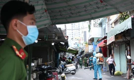 Chiều 21/5, ghi nhận của phóng viên, một đoạn đường Cao Thắng dài khoảng 200m với hàng chục hộ dân và một phần chợ Phú Nhuận, quận Phú Nhuận, TPHCM đang được cơ quan chức năng phong tỏa nghiêm ngặt.