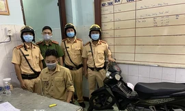 Lực lựng CSGT bàn giao đối tượng cho Công an phường xử lý.