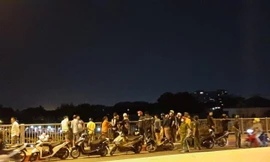 Nhiều người dân tụ tập theo dõi lực lượng chức năng lặn tìm thanh niên.