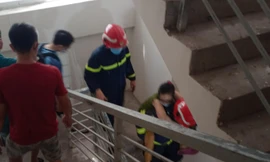 Giải cứu 6 người trong căn hộ chung cư cháy nghi do bé 12 tuổi 'nghịch dại'