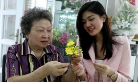 Gặp gia đình nghệ nhân ba đời làm hoa đất sét ở TPHCM