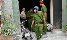 Lực lượng chức năng điều tra vụ việc.