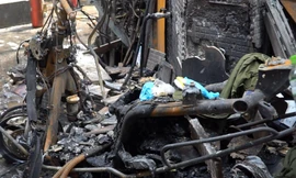 Xe máy trong nhà bị cháy rụi.
