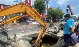 Lực lượng chức năng khắc phục sự cố.