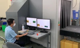 Lực lượng Hải quan kiểm tra lô hàng.