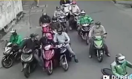Nhóm người chặn xe, dàn cảnh móc túi phụ nữ giữa ban ngày ở TPHCM
