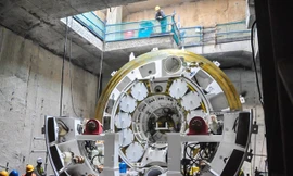 Cận cảnh robot siêu khủng đào xuyên lòng đất tại TPHCM