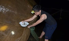 Gần chục năm nay, đêm nào thầy cô trường Tân Dân cũng bắt cá cải thiện bữa ăn cho học sinh.