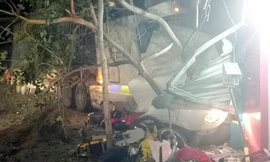 Xe container tông sập nhà, đè nhiều xe máy. Ảnh: A.X.