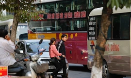 Xe khách 'thản nhiên' dừng đỗ, bắt khách náo loạn đường Hà Nội