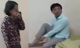 Ông Quyết và nữ cán bộ chính sách. Ảnh: Lam Sơn.