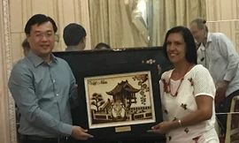 T.Ư Đoàn tặng Viện Hữu nghị Cuba với các dân tộc bức tranh Chùa Một Cột.