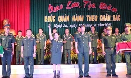 Lãnh đạo, chỉ huy Sư đoàn 324 tặng cup cho 26 điển hình tiên tiến.