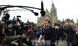 Ứng cử viên Emmanuel Macron sau khi bỏ phiếu tại một địa điểm bầu cử ở Le Touquet, ngày 7/5. Ảnh: AFP/TTXVN.