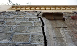 Nhiều vết nứt lớn trên “Cầu tình yêu” ở Sài Gòn