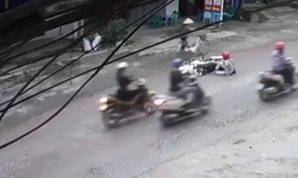 Cô gái ngã nhào trên đường và câu chuyện khiến dân mạng bức xúc